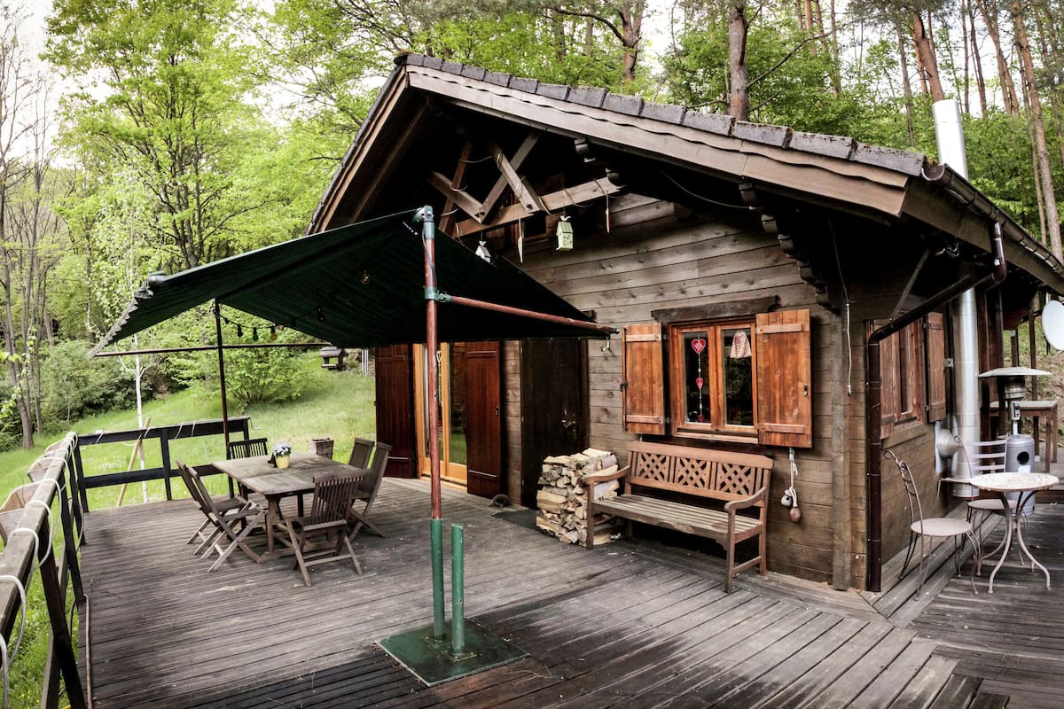 Holzchalet mit grosser Terrasse im Gruenen